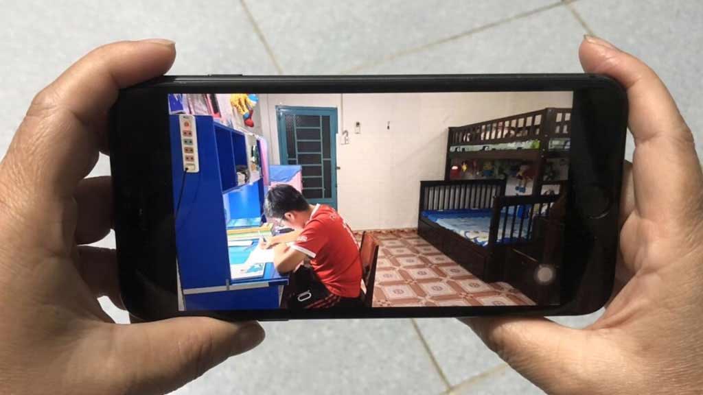 Có nên lắp camera trong phòng con?